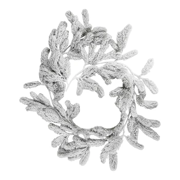 Коледна Гирлянда от изкуствен сняг от борови клони Със своите снежни украшения На предните врати от бор